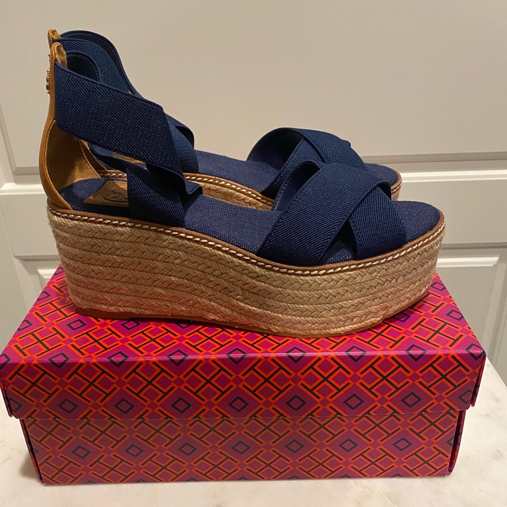 NWT • NEVER WORN • NAVY TORY BURCH SANDALS • PERFECT CONDITION • BOX INCLUDED